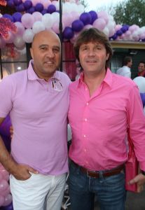05-05-2009 SHOWBIZZ; GERARD JOLING WERD 49 JAAR EN VIERDE DAT MET VRIENDEN AAN DE AMSTEL. Het Restaurant het Kleine Kalfje was ineens gegroeid naar een grote roze en lila feest theater. Duizenden balonnen sierden de horeca lokarie aan de Amstel. Veel vrienden en vriendinnen waren op komen draven naar het feest van de bezige Gerard. Hij was weer de op en top gastheer en ontving iedereen persoonlijk met meer dan een gulle lach. Onder de vele gasten bevond zich ook Gerards nwe vriend. Het is nog zo pril deze nieuwe vriend dus even niet in de spotlights maar ik hoop wel dat het tussen ons wat word. We zullen zien of Gerard inderdaad over een jaar wanneer hij 50 word dit mag vieren samen met een vaste relatie.
Foto: Albert den Iseger.