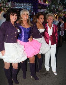 05-05-2009 SHOWBIZZ; GERARD JOLING WERD 49 JAAR EN VIERDE DAT MET VRIENDEN AAN DE AMSTEL. Het Restaurant het Kleine Kalfje was ineens gegroeid naar een grote roze en lila feest theater. Duizenden balonnen sierden de horeca lokarie aan de Amstel. Veel vrienden en vriendinnen waren op komen draven naar het feest van de bezige Gerard. Hij was weer de op en top gastheer en ontving iedereen persoonlijk met meer dan een gulle lach. Onder de vele gasten bevond zich ook Gerards nwe vriend. Het is nog zo pril deze nieuwe vriend dus even niet in de spotlights maar ik hoop wel dat het tussen ons wat word. We zullen zien of Gerard inderdaad over een jaar wanneer hij 50 word dit mag vieren samen met een vaste relatie.
Foto: Albert den Iseger.