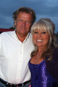 05-05-2009 SHOWBIZZ; GERARD JOLING WERD 49 JAAR EN VIERDE DAT MET VRIENDEN AAN DE AMSTEL. Het Restaurant het Kleine Kalfje was ineens gegroeid naar een grote roze en lila feest theater. Duizenden balonnen sierden de horeca lokarie aan de Amstel. Veel vrienden en vriendinnen waren op komen draven naar het feest van de bezige Gerard. Hij was weer de op en top gastheer en ontving iedereen persoonlijk met meer dan een gulle lach. Onder de vele gasten bevond zich ook Gerards nwe vriend. Het is nog zo pril deze nieuwe vriend dus even niet in de spotlights maar ik hoop wel dat het tussen ons wat word. We zullen zien of Gerard inderdaad over een jaar wanneer hij 50 word dit mag vieren samen met een vaste relatie.
Foto: Albert den Iseger.