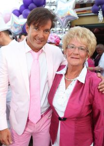 05-05-2009 SHOWBIZZ; GERARD JOLING WERD 49 JAAR EN VIERDE DAT MET VRIENDEN AAN DE AMSTEL. Het Restaurant het Kleine Kalfje was ineens gegroeid naar een grote roze en lila feest theater. Duizenden balonnen sierden de horeca lokarie aan de Amstel. Veel vrienden en vriendinnen waren op komen draven naar het feest van de bezige Gerard. Hij was weer de op en top gastheer en ontving iedereen persoonlijk met meer dan een gulle lach. Onder de vele gasten bevond zich ook Gerards nwe vriend. Het is nog zo pril deze nieuwe vriend dus even niet in de spotlights maar ik hoop wel dat het tussen ons wat word. We zullen zien of Gerard inderdaad over een jaar wanneer hij 50 word dit mag vieren samen met een vaste relatie.
Foto: Albert den Iseger.
