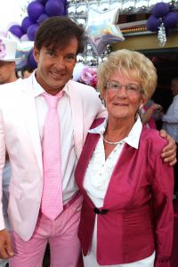05-05-2009 SHOWBIZZ; GERARD JOLING WERD 49 JAAR EN VIERDE DAT MET VRIENDEN AAN DE AMSTEL. Het Restaurant het Kleine Kalfje was ineens gegroeid naar een grote roze en lila feest theater. Duizenden balonnen sierden de horeca lokarie aan de Amstel. Veel vrienden en vriendinnen waren op komen draven naar het feest van de bezige Gerard. Hij was weer de op en top gastheer en ontving iedereen persoonlijk met meer dan een gulle lach. Onder de vele gasten bevond zich ook Gerards nwe vriend. Het is nog zo pril deze nieuwe vriend dus even niet in de spotlights maar ik hoop wel dat het tussen ons wat word. We zullen zien of Gerard inderdaad over een jaar wanneer hij 50 word dit mag vieren samen met een vaste relatie.
Foto: Albert den Iseger.