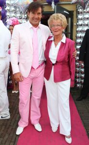 05-05-2009 SHOWBIZZ; GERARD JOLING WERD 49 JAAR EN VIERDE DAT MET VRIENDEN AAN DE AMSTEL. Het Restaurant het Kleine Kalfje was ineens gegroeid naar een grote roze en lila feest theater. Duizenden balonnen sierden de horeca lokarie aan de Amstel. Veel vrienden en vriendinnen waren op komen draven naar het feest van de bezige Gerard. Hij was weer de op en top gastheer en ontving iedereen persoonlijk met meer dan een gulle lach. Onder de vele gasten bevond zich ook Gerards nwe vriend. Het is nog zo pril deze nieuwe vriend dus even niet in de spotlights maar ik hoop wel dat het tussen ons wat word. We zullen zien of Gerard inderdaad over een jaar wanneer hij 50 word dit mag vieren samen met een vaste relatie.
Foto: Albert den Iseger.