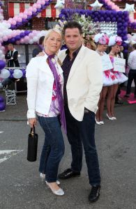 05-05-2009 SHOWBIZZ; GERARD JOLING WERD 49 JAAR EN VIERDE DAT MET VRIENDEN AAN DE AMSTEL. Het Restaurant het Kleine Kalfje was ineens gegroeid naar een grote roze en lila feest theater. Duizenden balonnen sierden de horeca lokarie aan de Amstel. Veel vrienden en vriendinnen waren op komen draven naar het feest van de bezige Gerard. Hij was weer de op en top gastheer en ontving iedereen persoonlijk met meer dan een gulle lach. Onder de vele gasten bevond zich ook Gerards nwe vriend. Het is nog zo pril deze nieuwe vriend dus even niet in de spotlights maar ik hoop wel dat het tussen ons wat word. We zullen zien of Gerard inderdaad over een jaar wanneer hij 50 word dit mag vieren samen met een vaste relatie.
Foto: Albert den Iseger.