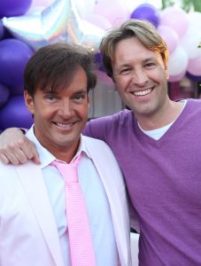 05-05-2009 SHOWBIZZ; GERARD JOLING WERD 49 JAAR EN VIERDE DAT MET VRIENDEN AAN DE AMSTEL. Het Restaurant het Kleine Kalfje was ineens gegroeid naar een grote roze en lila feest theater. Duizenden balonnen sierden de horeca lokarie aan de Amstel. Veel vrienden en vriendinnen waren op komen draven naar het feest van de bezige Gerard. Hij was weer de op en top gastheer en ontving iedereen persoonlijk met meer dan een gulle lach. Onder de vele gasten bevond zich ook Gerards nwe vriend. Het is nog zo pril deze nieuwe vriend dus even niet in de spotlights maar ik hoop wel dat het tussen ons wat word. We zullen zien of Gerard inderdaad over een jaar wanneer hij 50 word dit mag vieren samen met een vaste relatie.
Foto: Albert den Iseger.