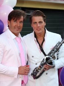 05-05-2009 SHOWBIZZ; GERARD JOLING WERD 49 JAAR EN VIERDE DAT MET VRIENDEN AAN DE AMSTEL. Het Restaurant het Kleine Kalfje was ineens gegroeid naar een grote roze en lila feest theater. Duizenden balonnen sierden de horeca lokarie aan de Amstel. Veel vrienden en vriendinnen waren op komen draven naar het feest van de bezige Gerard. Hij was weer de op en top gastheer en ontving iedereen persoonlijk met meer dan een gulle lach. Onder de vele gasten bevond zich ook Gerards nwe vriend. Het is nog zo pril deze nieuwe vriend dus even niet in de spotlights maar ik hoop wel dat het tussen ons wat word. We zullen zien of Gerard inderdaad over een jaar wanneer hij 50 word dit mag vieren samen met een vaste relatie.
Foto: Albert den Iseger.