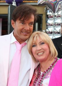 05-05-2009 SHOWBIZZ; GERARD JOLING WERD 49 JAAR EN VIERDE DAT MET VRIENDEN AAN DE AMSTEL. Het Restaurant het Kleine Kalfje was ineens gegroeid naar een grote roze en lila feest theater. Duizenden balonnen sierden de horeca lokarie aan de Amstel. Veel vrienden en vriendinnen waren op komen draven naar het feest van de bezige Gerard. Hij was weer de op en top gastheer en ontving iedereen persoonlijk met meer dan een gulle lach. Onder de vele gasten bevond zich ook Gerards nwe vriend. Het is nog zo pril deze nieuwe vriend dus even niet in de spotlights maar ik hoop wel dat het tussen ons wat word. We zullen zien of Gerard inderdaad over een jaar wanneer hij 50 word dit mag vieren samen met een vaste relatie.
Foto: Albert den Iseger.