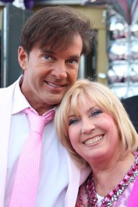 05-05-2009 SHOWBIZZ; GERARD JOLING WERD 49 JAAR EN VIERDE DAT MET VRIENDEN AAN DE AMSTEL. Het Restaurant het Kleine Kalfje was ineens gegroeid naar een grote roze en lila feest theater. Duizenden balonnen sierden de horeca lokarie aan de Amstel. Veel vrienden en vriendinnen waren op komen draven naar het feest van de bezige Gerard. Hij was weer de op en top gastheer en ontving iedereen persoonlijk met meer dan een gulle lach. Onder de vele gasten bevond zich ook Gerards nwe vriend. Het is nog zo pril deze nieuwe vriend dus even niet in de spotlights maar ik hoop wel dat het tussen ons wat word. We zullen zien of Gerard inderdaad over een jaar wanneer hij 50 word dit mag vieren samen met een vaste relatie.
Foto: Albert den Iseger.