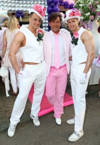 05-05-2009 SHOWBIZZ; GERARD JOLING WERD 49 JAAR EN VIERDE DAT MET VRIENDEN AAN DE AMSTEL. Het Restaurant het Kleine Kalfje was ineens gegroeid naar een grote roze en lila feest theater. Duizenden balonnen sierden de horeca lokarie aan de Amstel. Veel vrienden en vriendinnen waren op komen draven naar het feest van de bezige Gerard. Hij was weer de op en top gastheer en ontving iedereen persoonlijk met meer dan een gulle lach. Onder de vele gasten bevond zich ook Gerards nwe vriend. Het is nog zo pril deze nieuwe vriend dus even niet in de spotlights maar ik hoop wel dat het tussen ons wat word. We zullen zien of Gerard inderdaad over een jaar wanneer hij 50 word dit mag vieren samen met een vaste relatie.
Foto: Albert den Iseger.