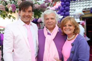 05-05-2009 SHOWBIZZ; GERARD JOLING WERD 49 JAAR EN VIERDE DAT MET VRIENDEN AAN DE AMSTEL. Het Restaurant het Kleine Kalfje was ineens gegroeid naar een grote roze en lila feest theater. Duizenden balonnen sierden de horeca lokarie aan de Amstel. Veel vrienden en vriendinnen waren op komen draven naar het feest van de bezige Gerard. Hij was weer de op en top gastheer en ontving iedereen persoonlijk met meer dan een gulle lach. Onder de vele gasten bevond zich ook Gerards nwe vriend. Het is nog zo pril deze nieuwe vriend dus even niet in de spotlights maar ik hoop wel dat het tussen ons wat word. We zullen zien of Gerard inderdaad over een jaar wanneer hij 50 word dit mag vieren samen met een vaste relatie.
Foto: Albert den Iseger.