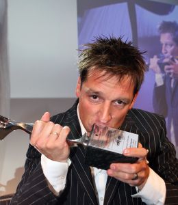 19-05-2009 SHOWBIZZ; MAIKEL ASSINK HAIRDRESSER OF THE YEAR 2009. In de Rai Elicium te Amsterdam beleefden alle genomineerden en haar minnend Nederland en te gekke avond. De uitreiking van de jaarlijkse Coiffure Awards. De Ultieme prijs is die van de hairdresser of the year en dat werd deze keer de sympathieke Maikel Assink uit Hengelo.
Ook kapper Mark van Westerop uit Alkmaar mocht een bokaal meenemen naar zijn kapsalon Solo omdat hij de beste heren kapper was in Noord Holland. Verder werden vele kappers en kapsters beladen met allerlei prijzen in de diverse catogorieen. Beau van Erven Dorens presenteerde de avond en Gerard Joling gaf het slotconcert en liet iedereen even dansen-gieren-brullen net zolang tot dat de kracht op was.
foto: Albert den Iseger.