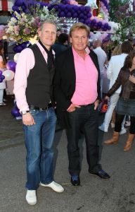 05-05-2009 SHOWBIZZ; GERARD JOLING WERD 49 JAAR EN VIERDE DAT MET VRIENDEN AAN DE AMSTEL. Het Restaurant het Kleine Kalfje was ineens gegroeid naar een grote roze en lila feest theater. Duizenden balonnen sierden de horeca lokarie aan de Amstel. Veel vrienden en vriendinnen waren op komen draven naar het feest van de bezige Gerard. Hij was weer de op en top gastheer en ontving iedereen persoonlijk met meer dan een gulle lach. Onder de vele gasten bevond zich ook Gerards nwe vriend. Het is nog zo pril deze nieuwe vriend dus even niet in de spotlights maar ik hoop wel dat het tussen ons wat word. We zullen zien of Gerard inderdaad over een jaar wanneer hij 50 word dit mag vieren samen met een vaste relatie.
Foto: Albert den Iseger.