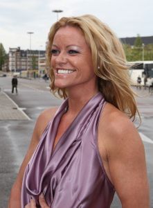21-05-2009 SHOWBIZZ; COIFFURE AWARD 2009 EEN GALA EVENT IN DE AMSTERDAMSE RAI ELICIUM.
Een pracht van een evenement dat georganiseerd wederom door het Vakmagazine Coiffure en Schwarzkopf Proffessional. Vele bekende waren weer komen opdraven om waarschijnlijk de goed gevulde goodybag op het eind van de avond  weer mee naar huis toe te nemen. Gerard Joling ronde de avond af met spetterend optreden en vele kappers en kapsters gingen beladen met Awards na deze spannende avond richting huis.
foto: Albert den Iseger