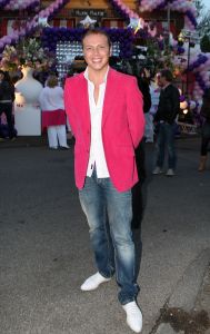 05-05-2009 SHOWBIZZ; GERARD JOLING WERD 49 JAAR EN VIERDE DAT MET VRIENDEN AAN DE AMSTEL. Het Restaurant het Kleine Kalfje was ineens gegroeid naar een grote roze en lila feest theater. Duizenden balonnen sierden de horeca lokarie aan de Amstel. Veel vrienden en vriendinnen waren op komen draven naar het feest van de bezige Gerard. Hij was weer de op en top gastheer en ontving iedereen persoonlijk met meer dan een gulle lach. Onder de vele gasten bevond zich ook Gerards nwe vriend. Het is nog zo pril deze nieuwe vriend dus even niet in de spotlights maar ik hoop wel dat het tussen ons wat word. We zullen zien of Gerard inderdaad over een jaar wanneer hij 50 word dit mag vieren samen met een vaste relatie.
Foto: Albert den Iseger.