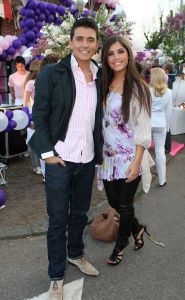 05-05-2009 SHOWBIZZ; GERARD JOLING WERD 49 JAAR EN VIERDE DAT MET VRIENDEN AAN DE AMSTEL. Het Restaurant het Kleine Kalfje was ineens gegroeid naar een grote roze en lila feest theater. Duizenden balonnen sierden de horeca lokarie aan de Amstel. Veel vrienden en vriendinnen waren op komen draven naar het feest van de bezige Gerard. Hij was weer de op en top gastheer en ontving iedereen persoonlijk met meer dan een gulle lach. Onder de vele gasten bevond zich ook Gerards nwe vriend. Het is nog zo pril deze nieuwe vriend dus even niet in de spotlights maar ik hoop wel dat het tussen ons wat word. We zullen zien of Gerard inderdaad over een jaar wanneer hij 50 word dit mag vieren samen met een vaste relatie.
Foto: Albert den Iseger.