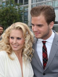 21-05-2009 SHOWBIZZ; COIFFURE AWARD 2009 EEN GALA EVENT IN DE AMSTERDAMSE RAI ELICIUM.
Een pracht van een evenement dat georganiseerd wederom door het Vakmagazine Coiffure en Schwarzkopf Proffessional. Vele bekende waren weer komen opdraven om waarschijnlijk de goed gevulde goodybag op het eind van de avond  weer mee naar huis toe te nemen. Gerard Joling ronde de avond af met spetterend optreden en vele kappers en kapsters gingen beladen met Awards na deze spannende avond richting huis.
foto: Albert den Iseger