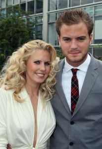 21-05-2009 SHOWBIZZ; COIFFURE AWARD 2009 EEN GALA EVENT IN DE AMSTERDAMSE RAI ELICIUM.
Een pracht van een evenement dat georganiseerd wederom door het Vakmagazine Coiffure en Schwarzkopf Proffessional. Vele bekende waren weer komen opdraven om waarschijnlijk de goed gevulde goodybag op het eind van de avond  weer mee naar huis toe te nemen. Gerard Joling ronde de avond af met spetterend optreden en vele kappers en kapsters gingen beladen met Awards na deze spannende avond richting huis.
foto: Albert den Iseger