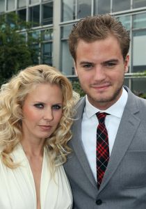 21-05-2009 SHOWBIZZ; COIFFURE AWARD 2009 EEN GALA EVENT IN DE AMSTERDAMSE RAI ELICIUM.
Een pracht van een evenement dat georganiseerd wederom door het Vakmagazine Coiffure en Schwarzkopf Proffessional. Vele bekende waren weer komen opdraven om waarschijnlijk de goed gevulde goodybag op het eind van de avond  weer mee naar huis toe te nemen. Gerard Joling ronde de avond af met spetterend optreden en vele kappers en kapsters gingen beladen met Awards na deze spannende avond richting huis.
foto: Albert den Iseger
