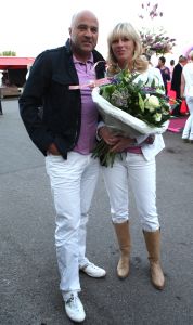 05-05-2009 SHOWBIZZ; GERARD JOLING WERD 49 JAAR EN VIERDE DAT MET VRIENDEN AAN DE AMSTEL. Het Restaurant het Kleine Kalfje was ineens gegroeid naar een grote roze en lila feest theater. Duizenden balonnen sierden de horeca lokarie aan de Amstel. Veel vrienden en vriendinnen waren op komen draven naar het feest van de bezige Gerard. Hij was weer de op en top gastheer en ontving iedereen persoonlijk met meer dan een gulle lach. Onder de vele gasten bevond zich ook Gerards nwe vriend. Het is nog zo pril deze nieuwe vriend dus even niet in de spotlights maar ik hoop wel dat het tussen ons wat word. We zullen zien of Gerard inderdaad over een jaar wanneer hij 50 word dit mag vieren samen met een vaste relatie.
Foto: Albert den Iseger.