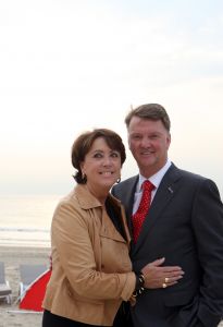 14-05-2009 SHOWBIZZ; OPENING VAN STRAND CLU BRIES TE NOORDWIJK AAN ZEE. Louis van Gaal opende voor de gebroeders van de Berg een nieuwe strand club genaamd Bries.
foto: Albert den Iseger.