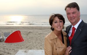 14-05-2009 SHOWBIZZ; OPENING VAN STRAND CLU BRIES TE NOORDWIJK AAN ZEE. Louis van Gaal opende voor de gebroeders van de Berg een nieuwe strand club genaamd Bries.
foto: Albert den Iseger.