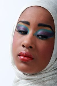 07-05-2009  ONDERWIJS: HAARLEMSE AKADEMIE GAAT OP OOSTERSE TOER MET VISAGIE LESSEN.De cursisten hadden voor de praktijk lessen ditmaal als opdracht een Oosterse make up te maken, gesluierd en half gesluierd. Het resultaat mocht er wezen en de docenten waren dan zeer in hun nopjes met het resultaat. 30 Mei a.s is hun examen en dan is de opdracht een make up en styling te maken van de zeventiger jaren. Wat zullen ze kleurig worden.
foto: Albert den Iseger team.