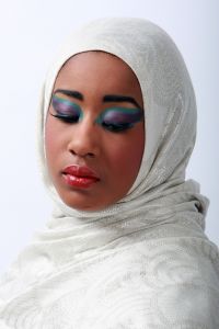 07-05-2009  ONDERWIJS: HAARLEMSE AKADEMIE GAAT OP OOSTERSE TOER MET VISAGIE LESSEN.De cursisten hadden voor de praktijk lessen ditmaal als opdracht een Oosterse make up te maken, gesluierd en half gesluierd. Het resultaat mocht er wezen en de docenten waren dan zeer in hun nopjes met het resultaat. 30 Mei a.s is hun examen en dan is de opdracht een make up en styling te maken van de zeventiger jaren. Wat zullen ze kleurig worden.
foto: Albert den Iseger team.