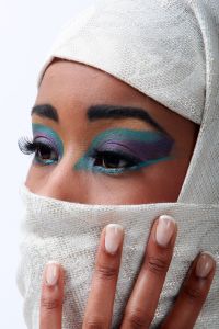 07-05-2009  ONDERWIJS: HAARLEMSE AKADEMIE GAAT OP OOSTERSE TOER MET VISAGIE LESSEN.De cursisten hadden voor de praktijk lessen ditmaal als opdracht een Oosterse make up te maken, gesluierd en half gesluierd. Het resultaat mocht er wezen en de docenten waren dan zeer in hun nopjes met het resultaat. 30 Mei a.s is hun examen en dan is de opdracht een make up en styling te maken van de zeventiger jaren. Wat zullen ze kleurig worden.
foto: Albert den Iseger team.