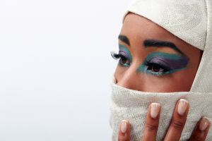 07-05-2009  ONDERWIJS: HAARLEMSE AKADEMIE GAAT OP OOSTERSE TOER MET VISAGIE LESSEN.De cursisten hadden voor de praktijk lessen ditmaal als opdracht een Oosterse make up te maken, gesluierd en half gesluierd. Het resultaat mocht er wezen en de docenten waren dan zeer in hun nopjes met het resultaat. 30 Mei a.s is hun examen en dan is de opdracht een make up en styling te maken van de zeventiger jaren. Wat zullen ze kleurig worden.
foto: Albert den Iseger team.