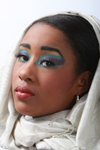 07-05-2009  ONDERWIJS: HAARLEMSE AKADEMIE GAAT OP OOSTERSE TOER MET VISAGIE LESSEN.De cursisten hadden voor de praktijk lessen ditmaal als opdracht een Oosterse make up te maken, gesluierd en half gesluierd. Het resultaat mocht er wezen en de docenten waren dan zeer in hun nopjes met het resultaat. 30 Mei a.s is hun examen en dan is de opdracht een make up en styling te maken van de zeventiger jaren. Wat zullen ze kleurig worden.
foto: Albert den Iseger team.