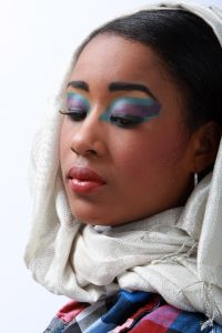 07-05-2009  ONDERWIJS: HAARLEMSE AKADEMIE GAAT OP OOSTERSE TOER MET VISAGIE LESSEN.De cursisten hadden voor de praktijk lessen ditmaal als opdracht een Oosterse make up te maken, gesluierd en half gesluierd. Het resultaat mocht er wezen en de docenten waren dan zeer in hun nopjes met het resultaat. 30 Mei a.s is hun examen en dan is de opdracht een make up en styling te maken van de zeventiger jaren. Wat zullen ze kleurig worden.
foto: Albert den Iseger team.