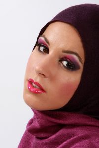 07-05-2009  ONDERWIJS: HAARLEMSE AKADEMIE GAAT OP OOSTERSE TOER MET VISAGIE LESSEN.De cursisten hadden voor de praktijk lessen ditmaal als opdracht een Oosterse make up te maken, gesluierd en half gesluierd. Het resultaat mocht er wezen en de docenten waren dan zeer in hun nopjes met het resultaat. 30 Mei a.s is hun examen en dan is de opdracht een make up en styling te maken van de zeventiger jaren. Wat zullen ze kleurig worden.
foto: Albert den Iseger team.