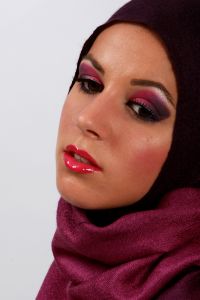 07-05-2009  ONDERWIJS: HAARLEMSE AKADEMIE GAAT OP OOSTERSE TOER MET VISAGIE LESSEN.De cursisten hadden voor de praktijk lessen ditmaal als opdracht een Oosterse make up te maken, gesluierd en half gesluierd. Het resultaat mocht er wezen en de docenten waren dan zeer in hun nopjes met het resultaat. 30 Mei a.s is hun examen en dan is de opdracht een make up en styling te maken van de zeventiger jaren. Wat zullen ze kleurig worden.
foto: Albert den Iseger team.