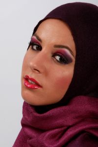 07-05-2009  ONDERWIJS: HAARLEMSE AKADEMIE GAAT OP OOSTERSE TOER MET VISAGIE LESSEN.De cursisten hadden voor de praktijk lessen ditmaal als opdracht een Oosterse make up te maken, gesluierd en half gesluierd. Het resultaat mocht er wezen en de docenten waren dan zeer in hun nopjes met het resultaat. 30 Mei a.s is hun examen en dan is de opdracht een make up en styling te maken van de zeventiger jaren. Wat zullen ze kleurig worden.
foto: Albert den Iseger team.