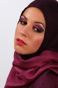 07-05-2009  ONDERWIJS: HAARLEMSE AKADEMIE GAAT OP OOSTERSE TOER MET VISAGIE LESSEN.De cursisten hadden voor de praktijk lessen ditmaal als opdracht een Oosterse make up te maken, gesluierd en half gesluierd. Het resultaat mocht er wezen en de docenten waren dan zeer in hun nopjes met het resultaat. 30 Mei a.s is hun examen en dan is de opdracht een make up en styling te maken van de zeventiger jaren. Wat zullen ze kleurig worden.
foto: Albert den Iseger team.