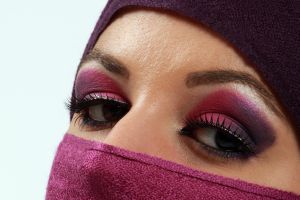 07-05-2009  ONDERWIJS: HAARLEMSE AKADEMIE GAAT OP OOSTERSE TOER MET VISAGIE LESSEN.De cursisten hadden voor de praktijk lessen ditmaal als opdracht een Oosterse make up te maken, gesluierd en half gesluierd. Het resultaat mocht er wezen en de docenten waren dan zeer in hun nopjes met het resultaat. 30 Mei a.s is hun examen en dan is de opdracht een make up en styling te maken van de zeventiger jaren. Wat zullen ze kleurig worden.
foto: Albert den Iseger team.