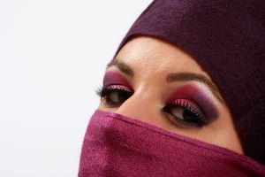 07-05-2009  ONDERWIJS: HAARLEMSE AKADEMIE GAAT OP OOSTERSE TOER MET VISAGIE LESSEN.De cursisten hadden voor de praktijk lessen ditmaal als opdracht een Oosterse make up te maken, gesluierd en half gesluierd. Het resultaat mocht er wezen en de docenten waren dan zeer in hun nopjes met het resultaat. 30 Mei a.s is hun examen en dan is de opdracht een make up en styling te maken van de zeventiger jaren. Wat zullen ze kleurig worden.
foto: Albert den Iseger team.