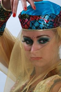 07-05-2009  ONDERWIJS: HAARLEMSE AKADEMIE GAAT OP OOSTERSE TOER MET VISAGIE LESSEN.De cursisten hadden voor de praktijk lessen ditmaal als opdracht een Oosterse make up te maken, gesluierd en half gesluierd. Het resultaat mocht er wezen en de docenten waren dan zeer in hun nopjes met het resultaat. 30 Mei a.s is hun examen en dan is de opdracht een make up en styling te maken van de zeventiger jaren. Wat zullen ze kleurig worden.
foto: Albert den Iseger team.