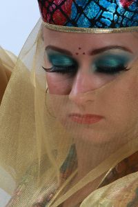 07-05-2009  ONDERWIJS: HAARLEMSE AKADEMIE GAAT OP OOSTERSE TOER MET VISAGIE LESSEN.De cursisten hadden voor de praktijk lessen ditmaal als opdracht een Oosterse make up te maken, gesluierd en half gesluierd. Het resultaat mocht er wezen en de docenten waren dan zeer in hun nopjes met het resultaat. 30 Mei a.s is hun examen en dan is de opdracht een make up en styling te maken van de zeventiger jaren. Wat zullen ze kleurig worden.
foto: Albert den Iseger team.