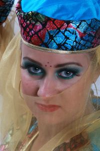 07-05-2009  ONDERWIJS: HAARLEMSE AKADEMIE GAAT OP OOSTERSE TOER MET VISAGIE LESSEN.De cursisten hadden voor de praktijk lessen ditmaal als opdracht een Oosterse make up te maken, gesluierd en half gesluierd. Het resultaat mocht er wezen en de docenten waren dan zeer in hun nopjes met het resultaat. 30 Mei a.s is hun examen en dan is de opdracht een make up en styling te maken van de zeventiger jaren. Wat zullen ze kleurig worden.
foto: Albert den Iseger team.