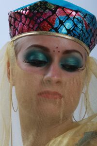 07-05-2009  ONDERWIJS: HAARLEMSE AKADEMIE GAAT OP OOSTERSE TOER MET VISAGIE LESSEN.De cursisten hadden voor de praktijk lessen ditmaal als opdracht een Oosterse make up te maken, gesluierd en half gesluierd. Het resultaat mocht er wezen en de docenten waren dan zeer in hun nopjes met het resultaat. 30 Mei a.s is hun examen en dan is de opdracht een make up en styling te maken van de zeventiger jaren. Wat zullen ze kleurig worden.
foto: Albert den Iseger team.