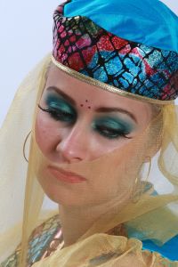 07-05-2009  ONDERWIJS: HAARLEMSE AKADEMIE GAAT OP OOSTERSE TOER MET VISAGIE LESSEN.De cursisten hadden voor de praktijk lessen ditmaal als opdracht een Oosterse make up te maken, gesluierd en half gesluierd. Het resultaat mocht er wezen en de docenten waren dan zeer in hun nopjes met het resultaat. 30 Mei a.s is hun examen en dan is de opdracht een make up en styling te maken van de zeventiger jaren. Wat zullen ze kleurig worden.
foto: Albert den Iseger team.