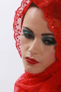 07-05-2009  ONDERWIJS: HAARLEMSE AKADEMIE GAAT OP OOSTERSE TOER MET VISAGIE LESSEN.De cursisten hadden voor de praktijk lessen ditmaal als opdracht een Oosterse make up te maken, gesluierd en half gesluierd. Het resultaat mocht er wezen en de docenten waren dan zeer in hun nopjes met het resultaat. 30 Mei a.s is hun examen en dan is de opdracht een make up en styling te maken van de zeventiger jaren. Wat zullen ze kleurig worden.
foto: Albert den Iseger team.