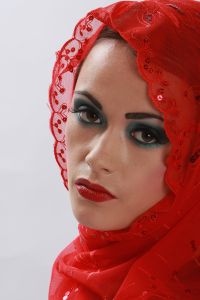 07-05-2009  ONDERWIJS: HAARLEMSE AKADEMIE GAAT OP OOSTERSE TOER MET VISAGIE LESSEN.De cursisten hadden voor de praktijk lessen ditmaal als opdracht een Oosterse make up te maken, gesluierd en half gesluierd. Het resultaat mocht er wezen en de docenten waren dan zeer in hun nopjes met het resultaat. 30 Mei a.s is hun examen en dan is de opdracht een make up en styling te maken van de zeventiger jaren. Wat zullen ze kleurig worden.
foto: Albert den Iseger team.