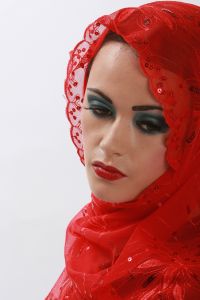 07-05-2009  ONDERWIJS: HAARLEMSE AKADEMIE GAAT OP OOSTERSE TOER MET VISAGIE LESSEN.De cursisten hadden voor de praktijk lessen ditmaal als opdracht een Oosterse make up te maken, gesluierd en half gesluierd. Het resultaat mocht er wezen en de docenten waren dan zeer in hun nopjes met het resultaat. 30 Mei a.s is hun examen en dan is de opdracht een make up en styling te maken van de zeventiger jaren. Wat zullen ze kleurig worden.
foto: Albert den Iseger team.