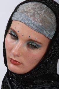 07-05-2009  ONDERWIJS: HAARLEMSE AKADEMIE GAAT OP OOSTERSE TOER MET VISAGIE LESSEN.De cursisten hadden voor de praktijk lessen ditmaal als opdracht een Oosterse make up te maken, gesluierd en half gesluierd. Het resultaat mocht er wezen en de docenten waren dan zeer in hun nopjes met het resultaat. 30 Mei a.s is hun examen en dan is de opdracht een make up en styling te maken van de zeventiger jaren. Wat zullen ze kleurig worden.
foto: A07-05-2009  ONDERWIJS: HAARLEMSE AKADEMIE GAAT OP OOSTERSE TOER MET VISAGIE LESSEN.De cursisten hadden voor de praktijk lessen ditmaal als opdracht een Oosterse make up te maken, gesluierd en half gesluierd. Het resultaat mocht er wezen en de docenten waren dan zeer in hun nopjes met het resultaat. 30 Mei a.s is hun examen en dan is de opdracht een make up en styling te maken van de zeventiger jaren. Wat zullen ze kleurig worden.
foto: Albert den Iseger team.lbert den Iseger team.