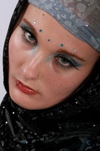 07-05-2009  ONDERWIJS: HAARLEMSE AKADEMIE GAAT OP OOSTERSE TOER MET VISAGIE LESSEN.De cursisten hadden voor de praktijk lessen ditmaal als opdracht een Oosterse make up te maken, gesluierd en half gesluierd. Het resultaat mocht er wezen en de docenten waren dan zeer in hun nopjes met het resultaat. 30 Mei a.s is hun examen en dan is de opdracht een make up en styling te maken van de zeventiger jaren. Wat zullen ze kleurig worden.
foto: Albert den Iseger team.