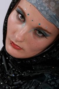 07-05-2009  ONDERWIJS: HAARLEMSE AKADEMIE GAAT OP OOSTERSE TOER MET VISAGIE LESSEN.De cursisten hadden voor de praktijk lessen ditmaal als opdracht een Oosterse make up te maken, gesluierd en half gesluierd. Het resultaat mocht er wezen en de docenten waren dan zeer in hun nopjes met het resultaat. 30 Mei a.s is hun examen en dan is de opdracht een make up en styling te maken van de zeventiger jaren. Wat zullen ze kleurig worden.
foto: Albert den Iseger team.