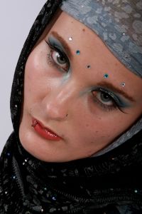 07-05-2009  ONDERWIJS: HAARLEMSE AKADEMIE GAAT OP OOSTERSE TOER MET VISAGIE LESSEN.De cursisten hadden voor de praktijk lessen ditmaal als opdracht een Oosterse make up te maken, gesluierd en half gesluierd. Het resultaat mocht er wezen en de docenten waren dan zeer in hun nopjes met het resultaat. 30 Mei a.s is hun examen en dan is de opdracht een make up en styling te maken van de zeventiger jaren. Wat zullen ze kleurig worden.
foto: Albert den Iseger team.
