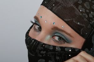 07-05-2009  ONDERWIJS: HAARLEMSE AKADEMIE GAAT OP OOSTERSE TOER MET VISAGIE LESSEN.De cursisten hadden voor de praktijk lessen ditmaal als opdracht een Oosterse make up te maken, gesluierd en half gesluierd. Het resultaat mocht er wezen en de docenten waren dan zeer in hun nopjes met het resultaat. 30 Mei a.s is hun examen en dan is de opdracht een make up en styling te maken van de zeventiger jaren. Wat zullen ze kleurig worden.
foto: Albert den Iseger team.
