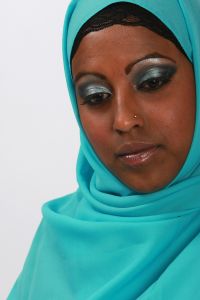 07-05-2009  ONDERWIJS: HAARLEMSE AKADEMIE GAAT OP OOSTERSE TOER MET VISAGIE LESSEN.De cursisten hadden voor de praktijk lessen ditmaal als opdracht een Oosterse make up te maken, gesluierd en half gesluierd. Het resultaat mocht er wezen en de docenten waren dan zeer in hun nopjes met het resultaat. 30 Mei a.s is hun examen en dan is de opdracht een make up en styling te maken van de zeventiger jaren. Wat zullen ze kleurig worden.
foto: Albert den Iseger team.